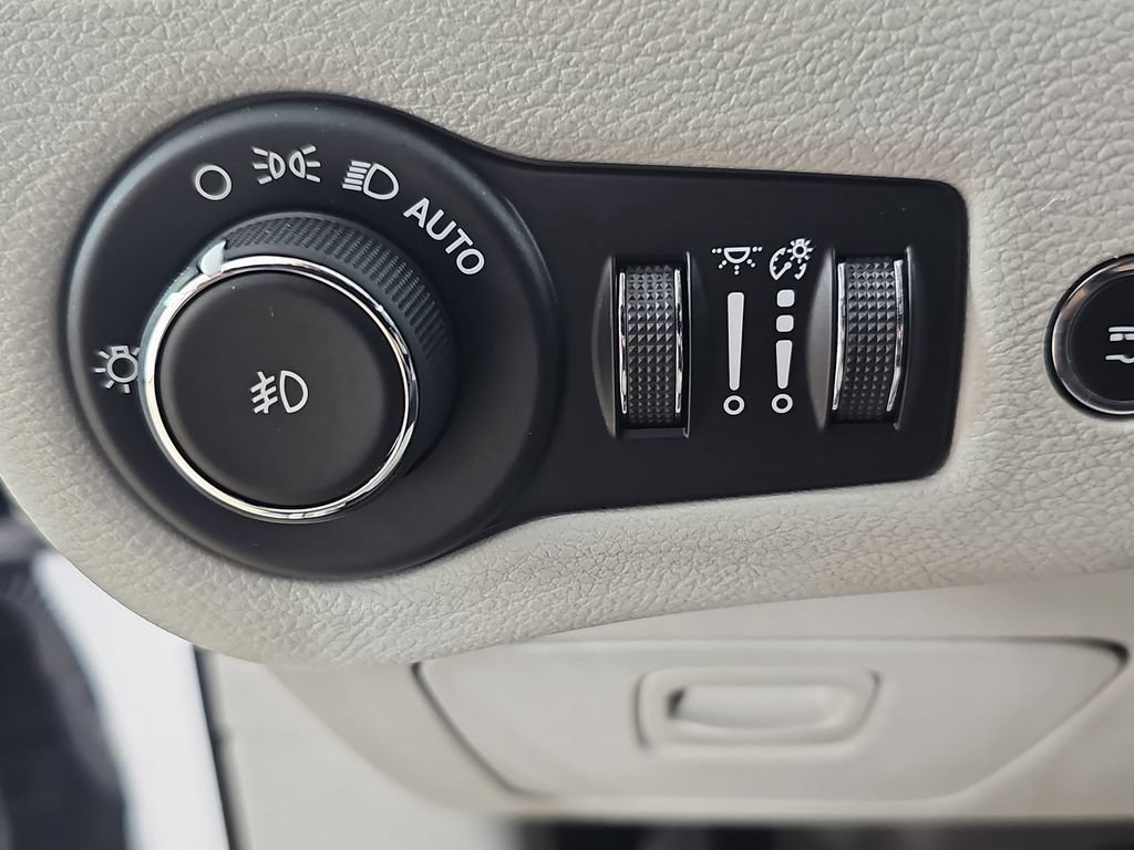 Used 2020 Jeep Cherokee Limited AWD/4WD image 32
