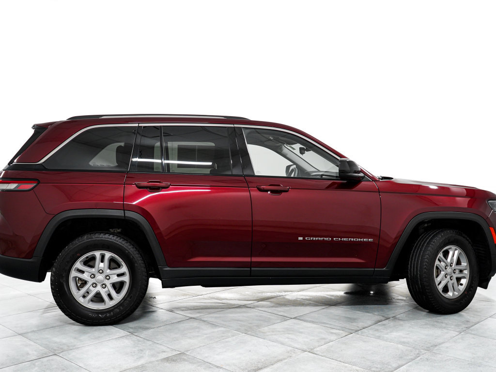 Used 2023 Jeep Grand Cherokee Laredo AWD/4WD image 7
