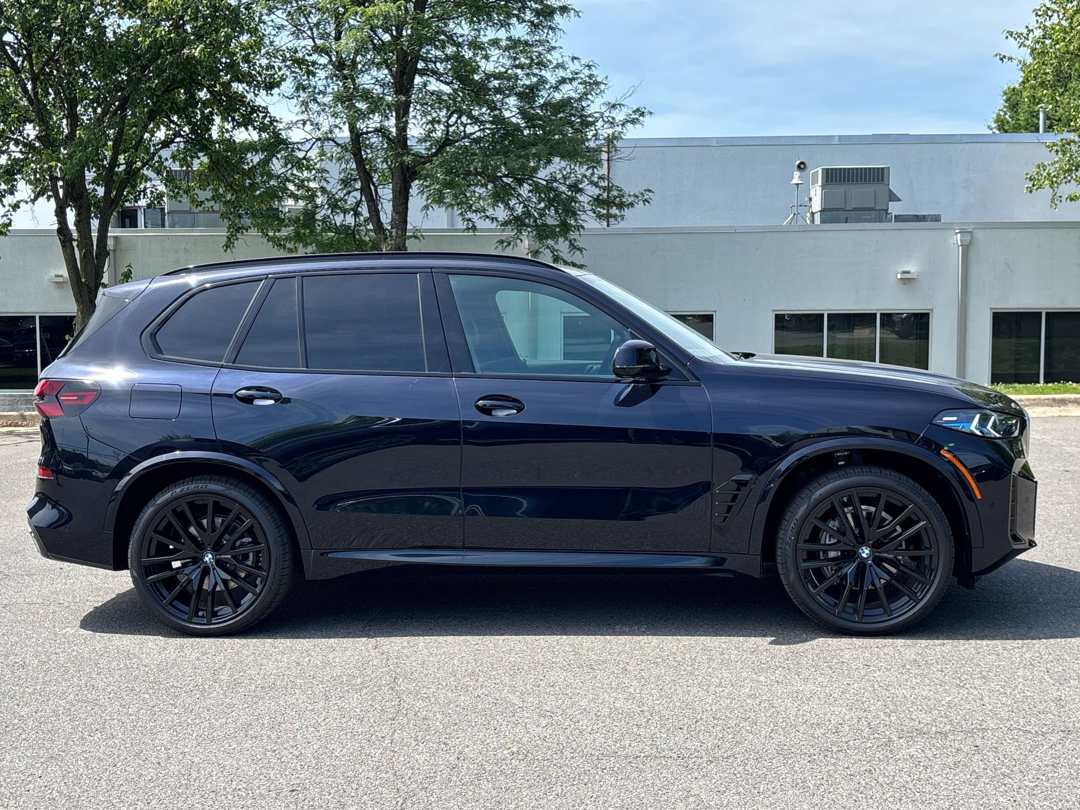 New 2026 BMW X5 xDrive40i w/ M Sport Package AWD/4WD image 7