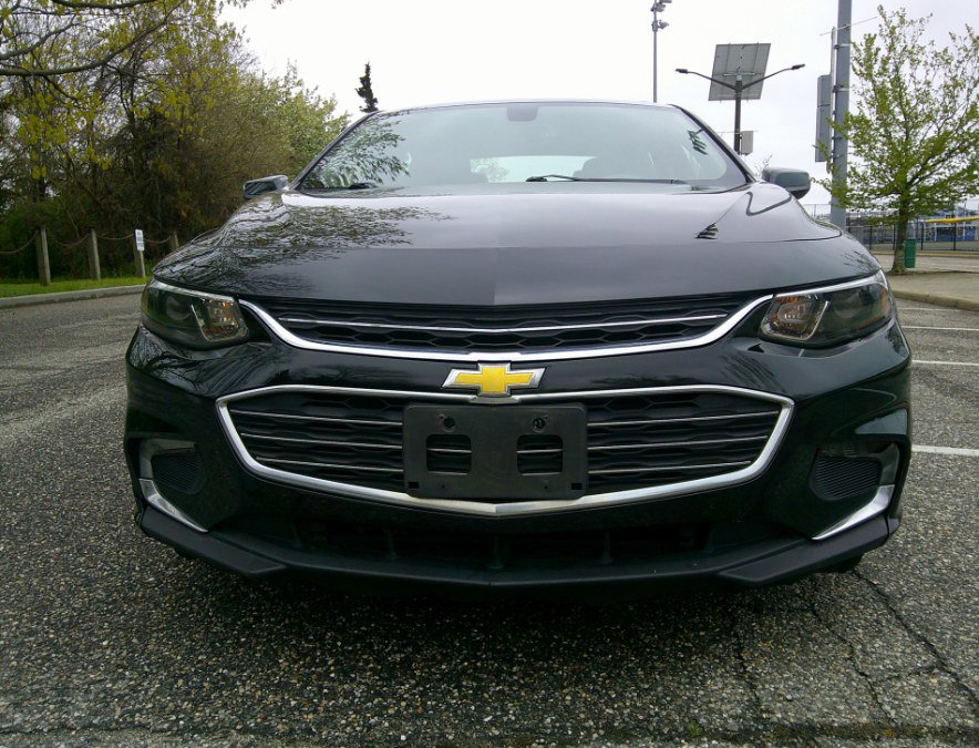 Used 2017 Chevrolet Malibu LT w/ Leather Package FWD image 4