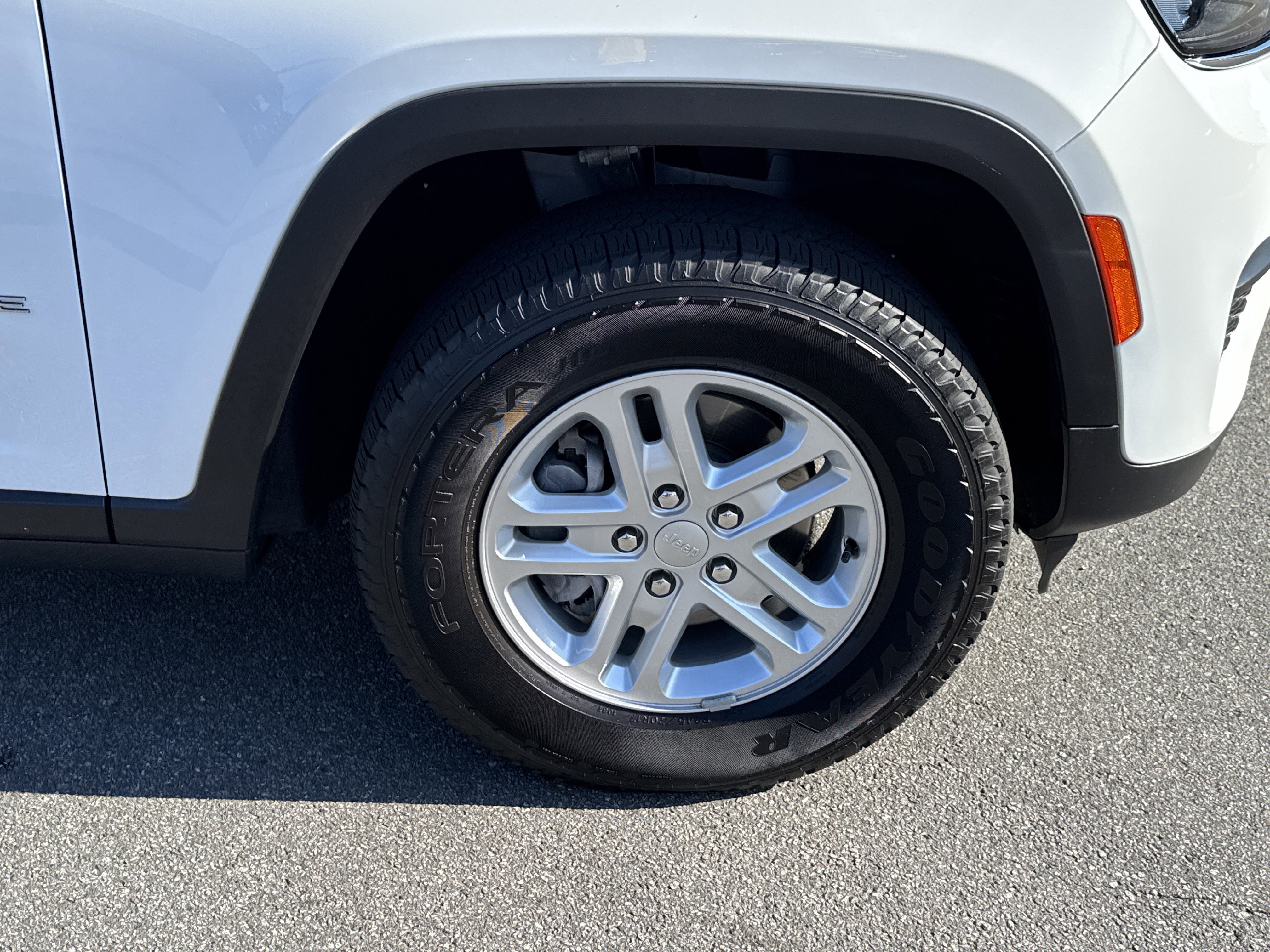 Used 2025 Jeep Grand Cherokee Laredo w/ Luxury Tech Group I image 11