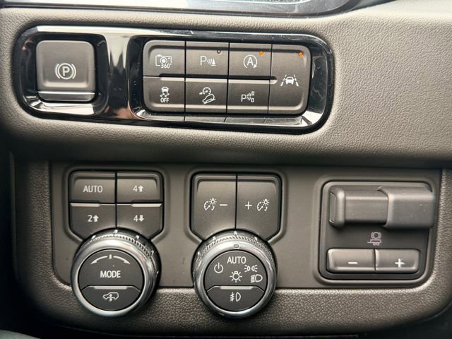 Used 2025 GMC Yukon XL AT4 AWD/4WD image 21
