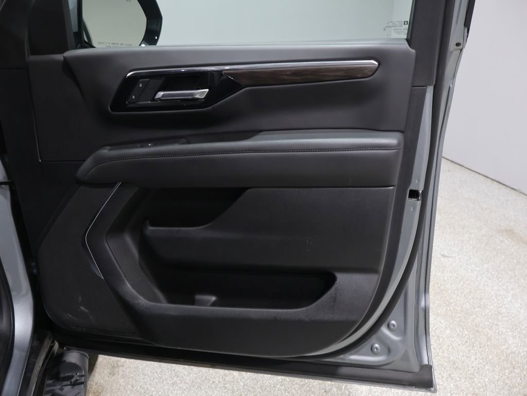 Used 2025 Chevrolet Suburban Z71 image 27