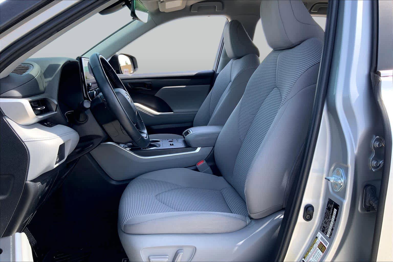 Used 2023 Toyota Highlander LE FWD image 8