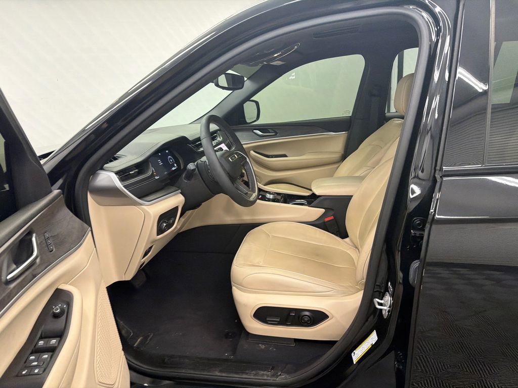 Used 2023 Jeep Grand Cherokee Limited w/ Black Appearance Package RWD image 9
