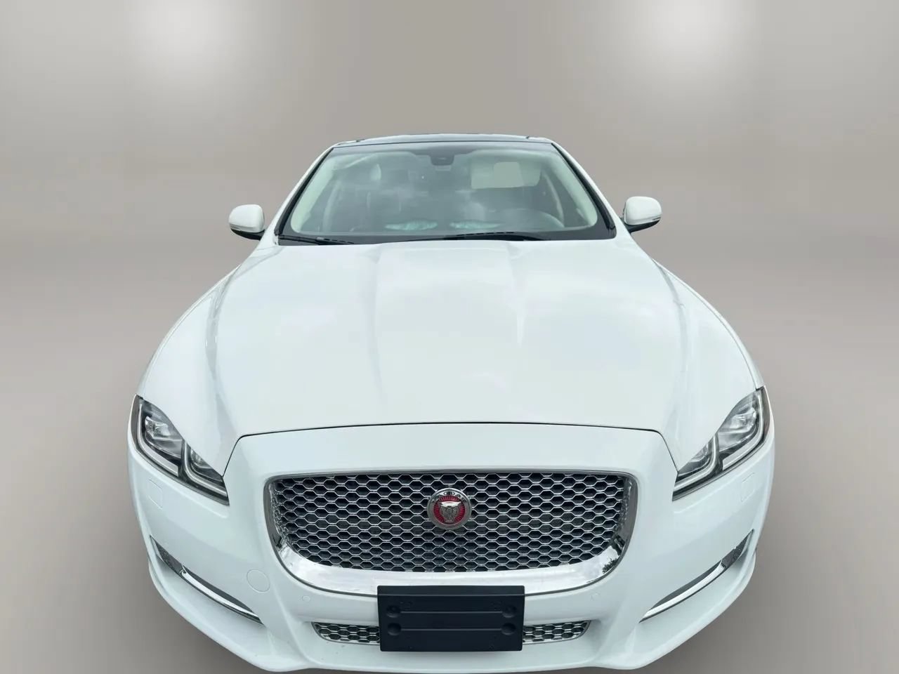 Used 2016 Jaguar XJ L Supercharged RWD image 3