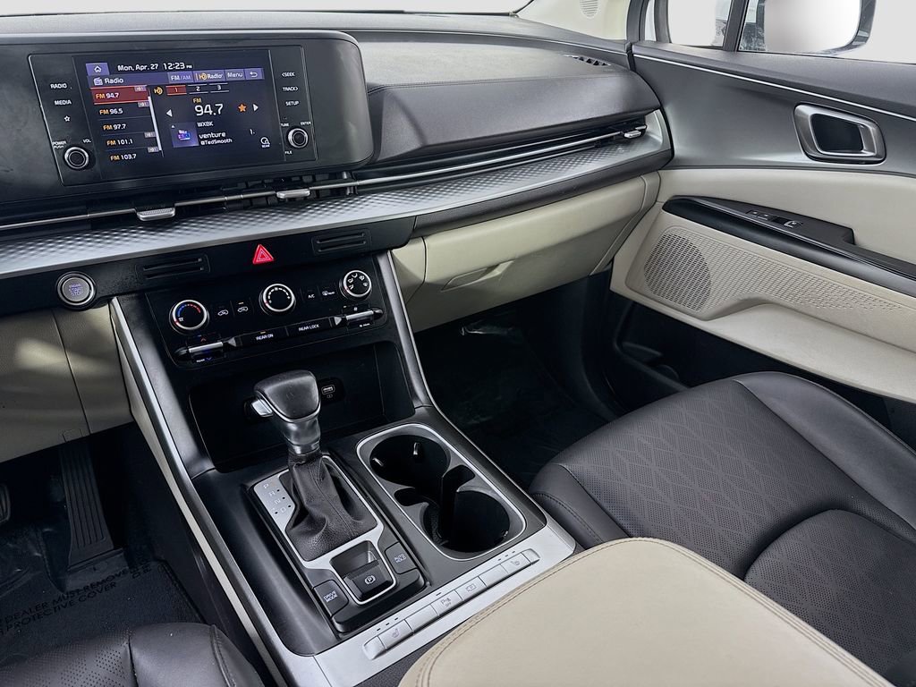 Used 2022 Kia Carnival LX FWD image 25