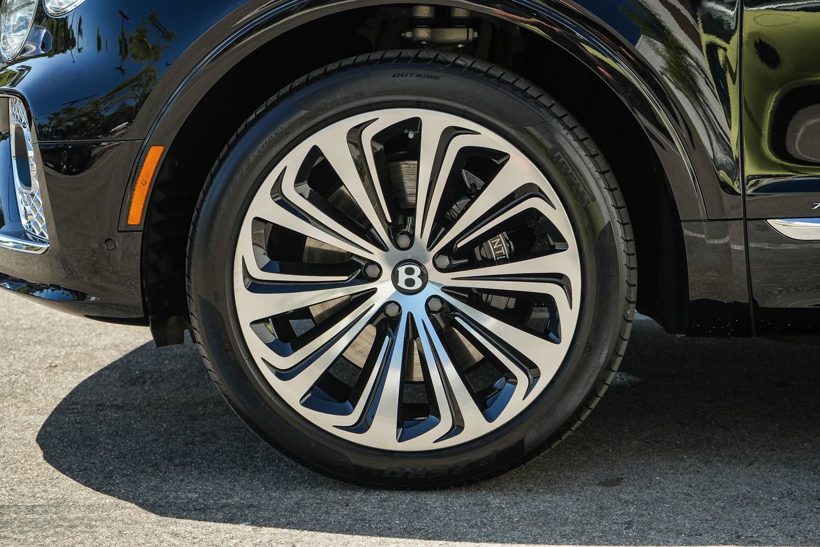 Used 2023 Bentley Bentayga Extended Wheelbase AWD/4WD image 7