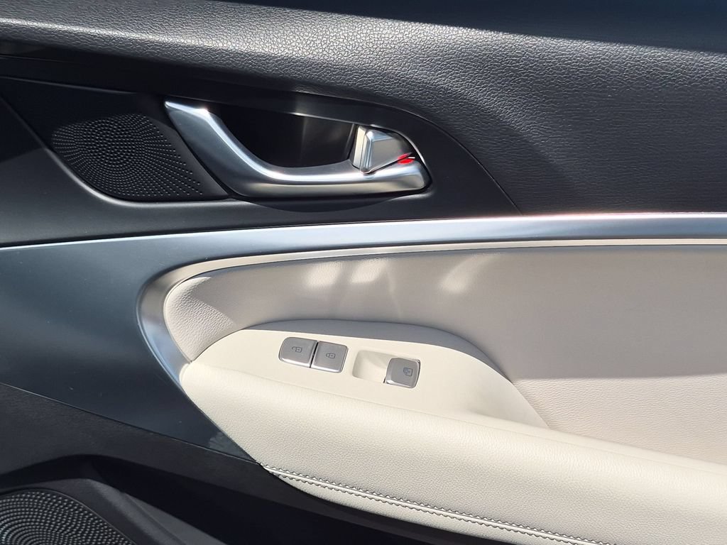 Used 2025 Genesis G70 2.5T RWD image 34