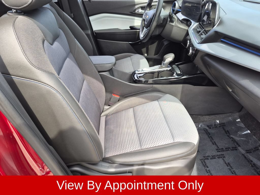 Used 2025 Chevrolet Trax LT w/ LT Convenience Package FWD image 29