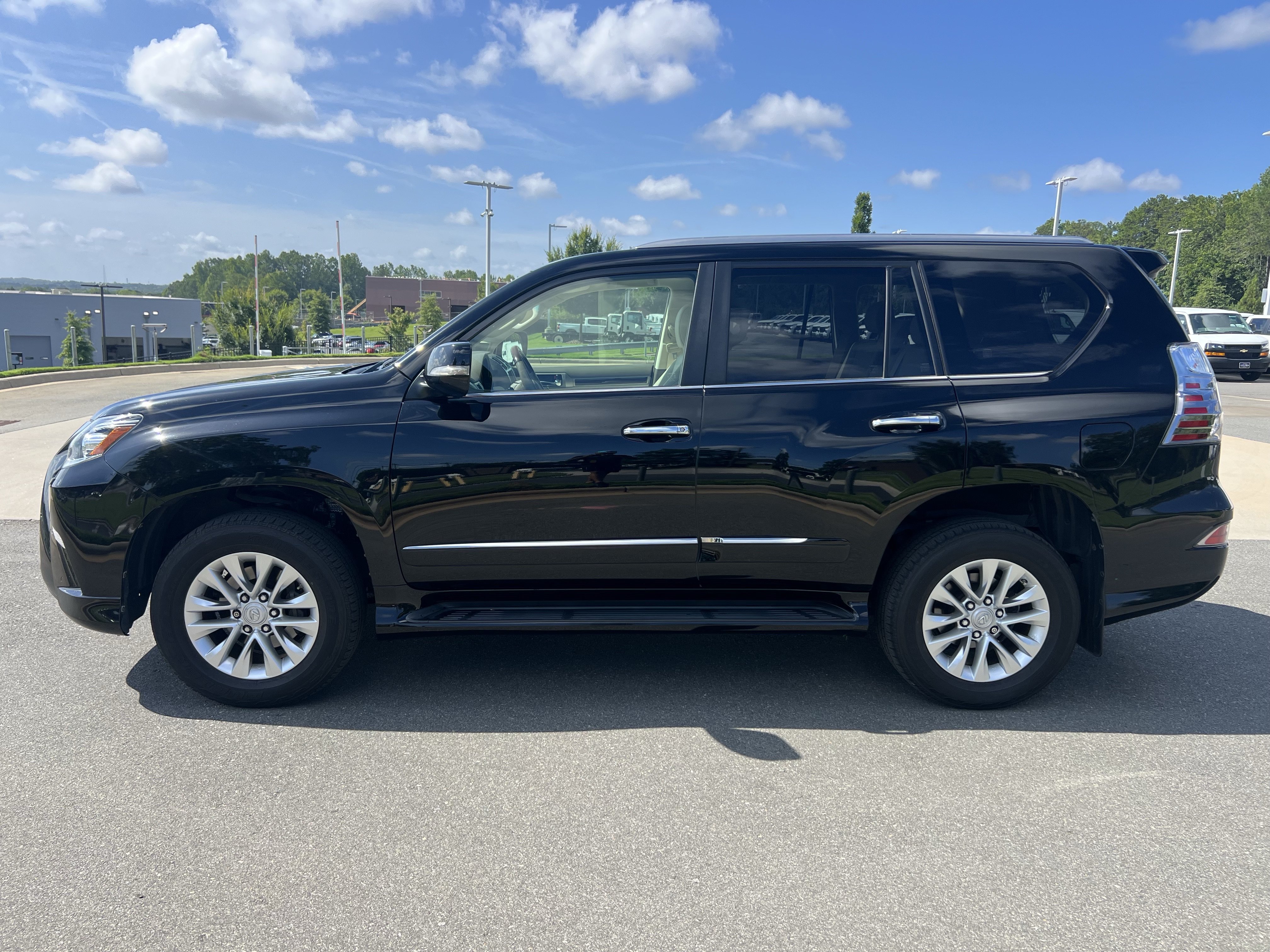 Used 2019 Lexus GX 460 Premium w/ Premium Package AWD/4WD image 32