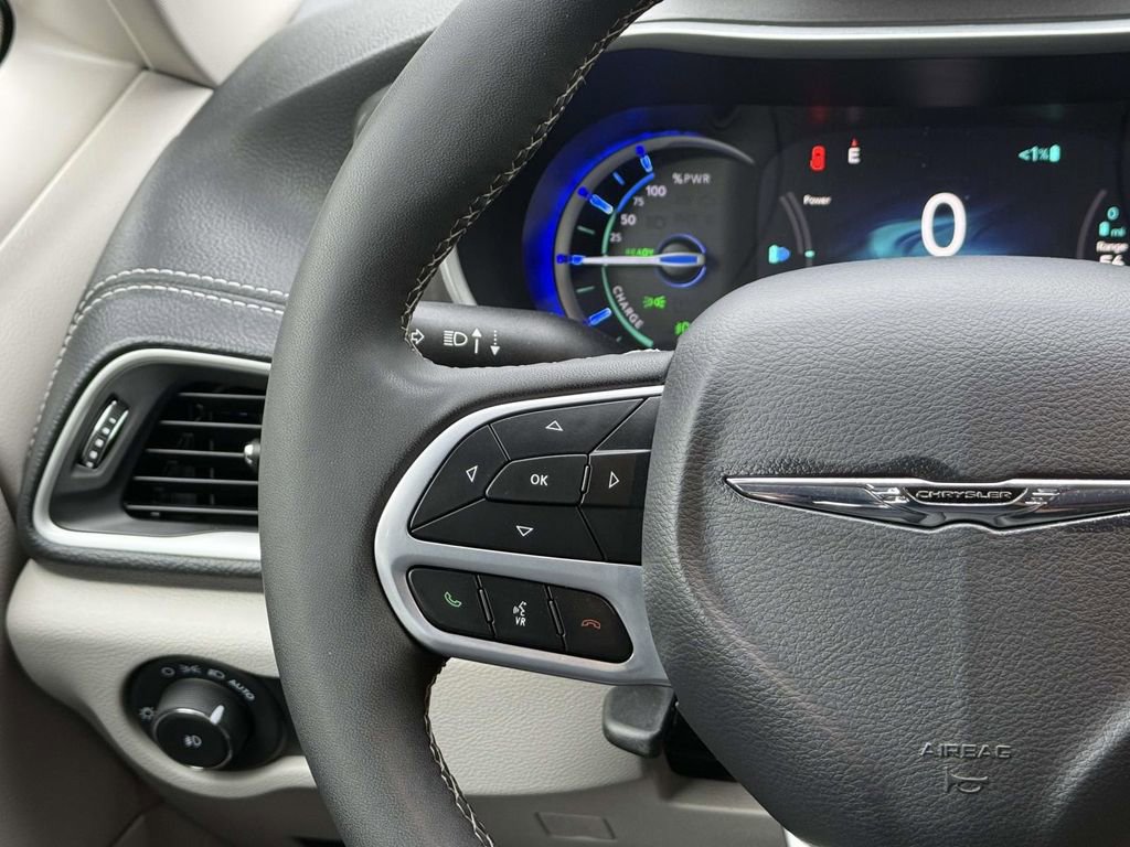 Used 2024 Chrysler Pacifica Select FWD image 23