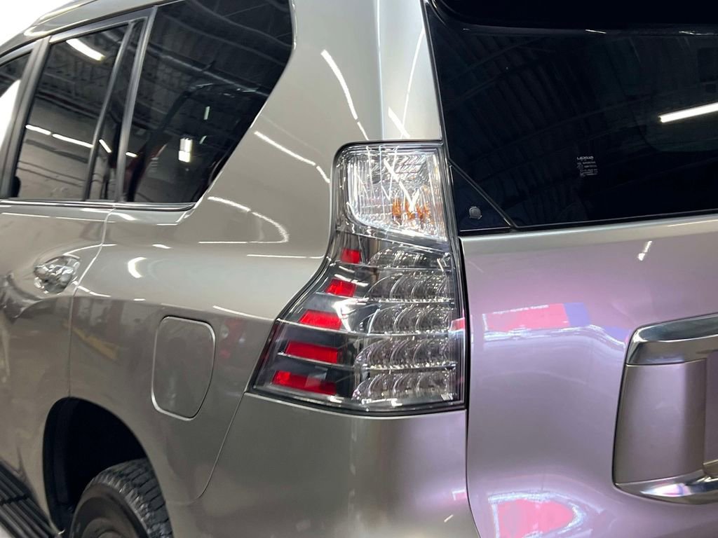 Used 2022 Lexus GX 460 Premium w/ Premium Package AWD/4WD image 10