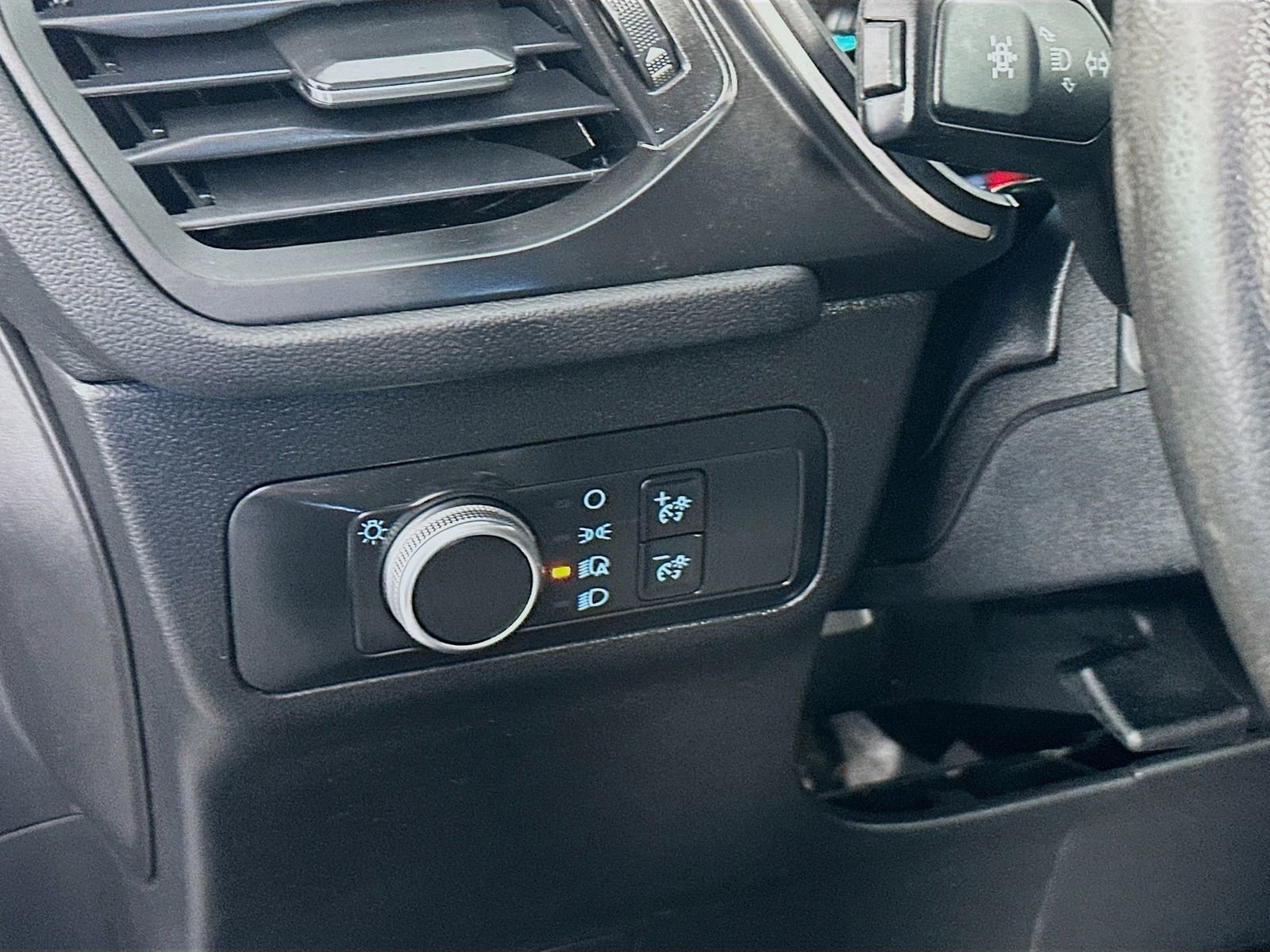 Used 2020 Ford Escape SE FWD image 10