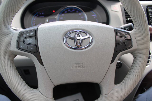 Used 2013 Toyota Sienna XLE FWD image 19