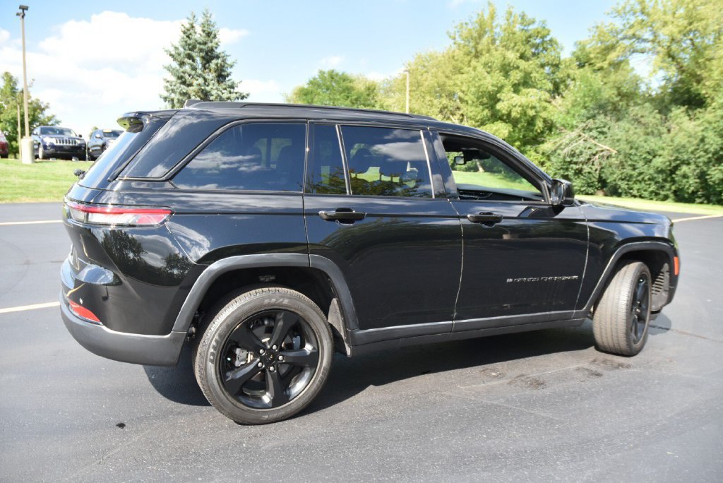 Used 2023 Jeep Grand Cherokee Altitude AWD/4WD image 5