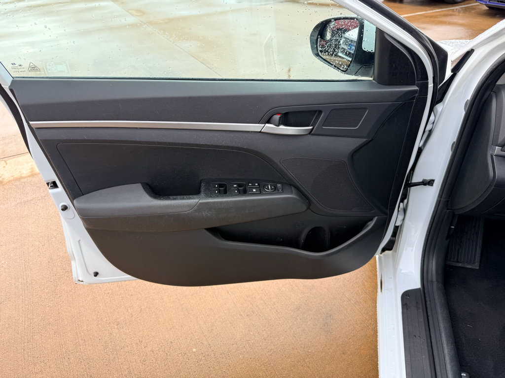 Used 2020 Hyundai Elantra SE w/ Cargo Package (C1) FWD image 3