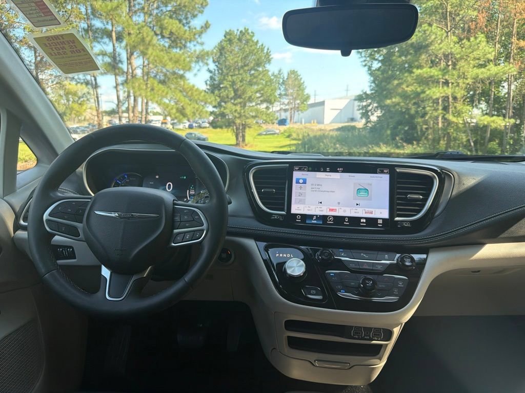 Used 2023 Chrysler Pacifica Touring-L FWD image 10
