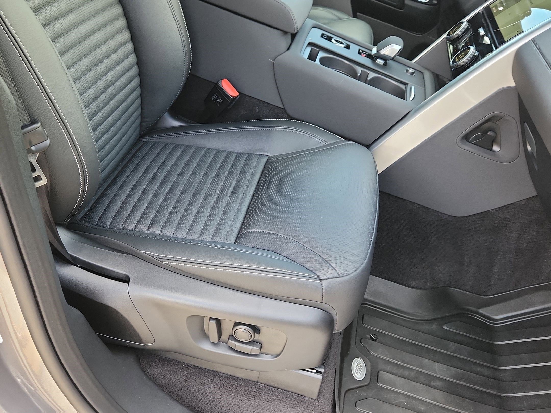 Certified 2025 Land Rover Discovery S image 11