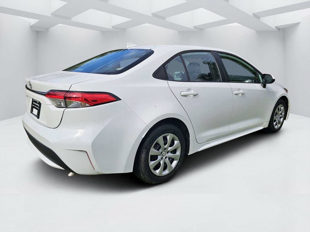 Used 2022 Toyota Corolla LE FWD image 3
