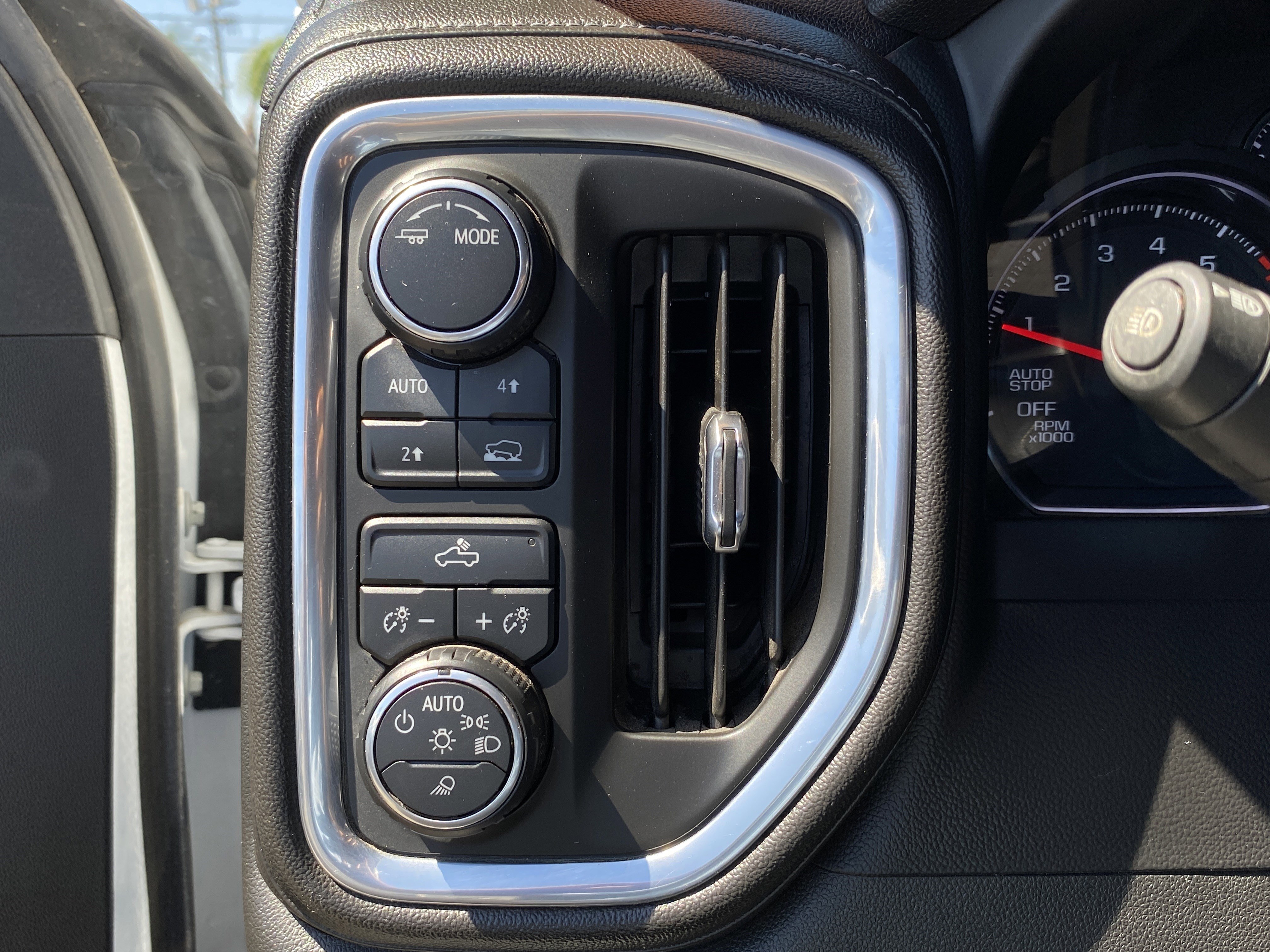 Used 2020 Chevrolet Silverado 1500 LT w/ Convenience Package image 12