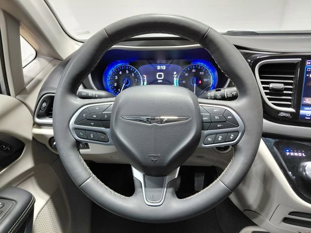 Used 2024 Chrysler Pacifica Touring-L image 28