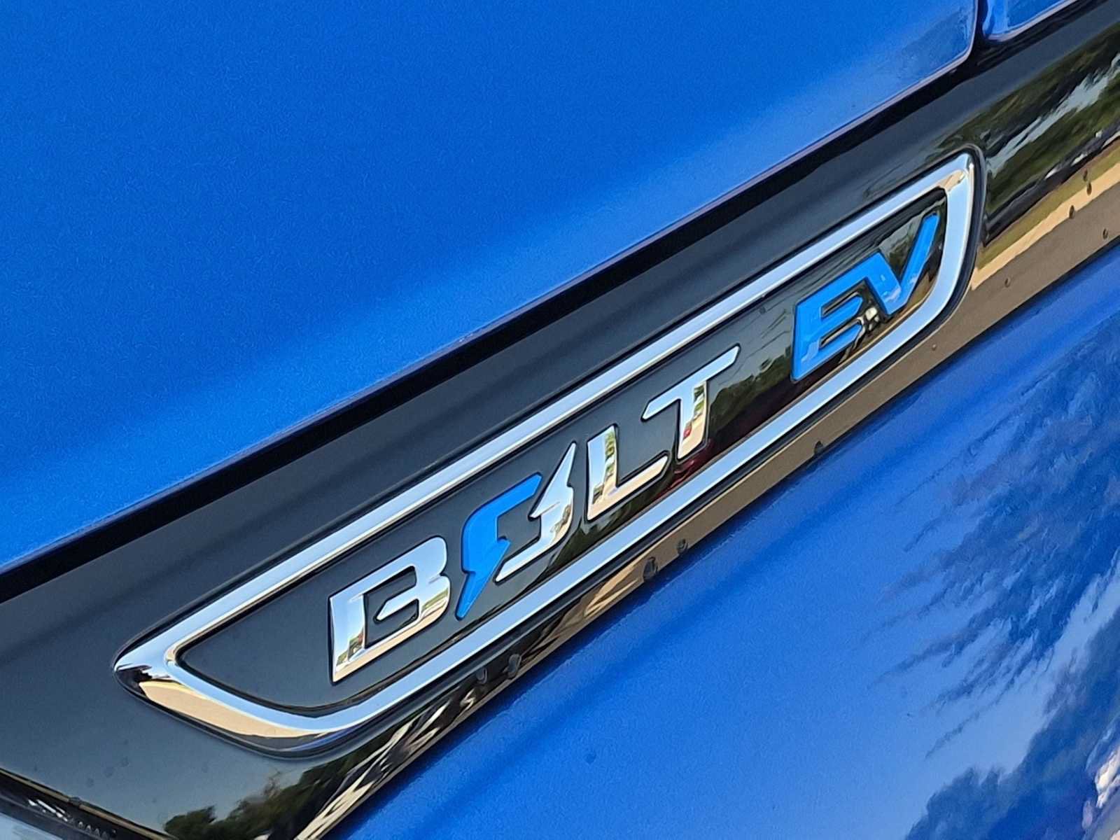 Used 2020 Chevrolet Bolt Premier w/ Infotainment Package FWD image 13
