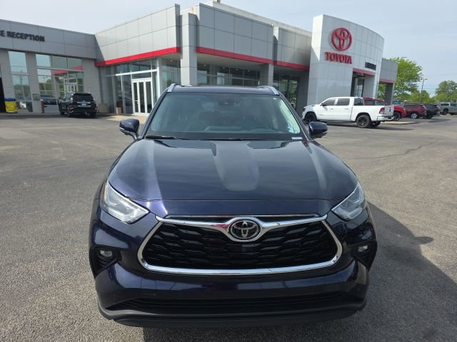 Used 2024 Toyota Highlander Limited AWD/4WD image 3