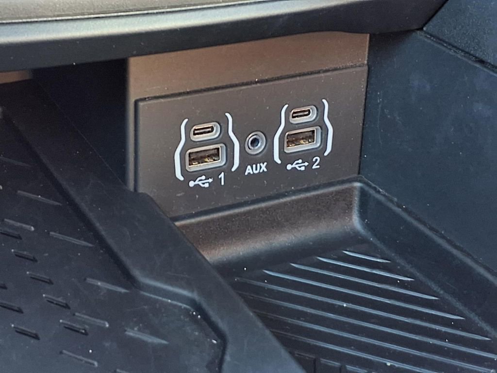 Used 2025 Chrysler Pacifica Limited image 10