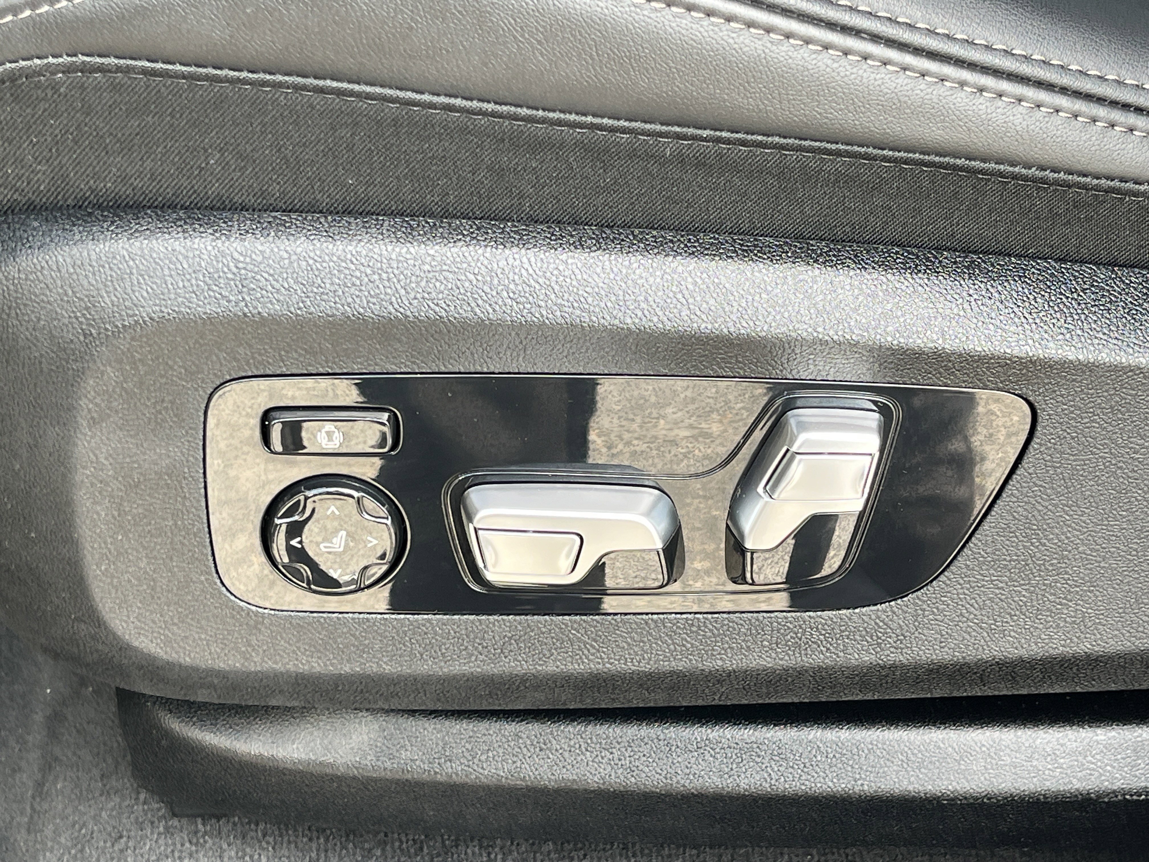 Used 2026 BMW X6 M60i image 19