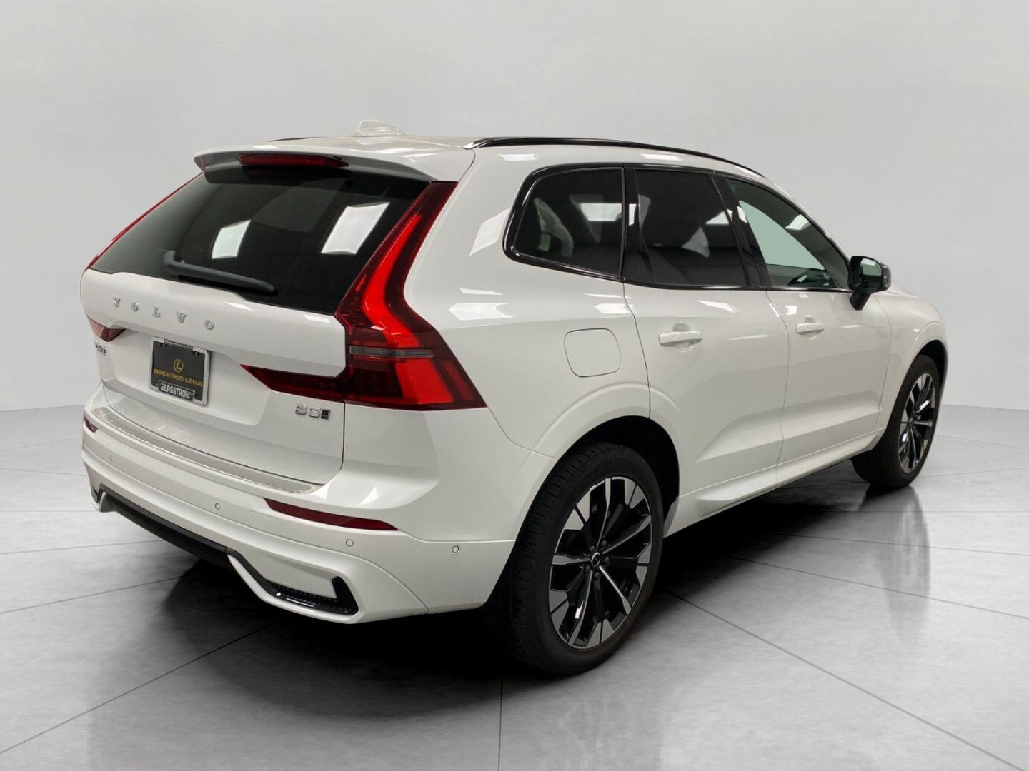 Used 2026 Volvo XC60 B5 Plus w/ Climate Package AWD/4WD image 4