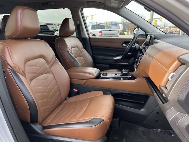 Used 2024 Nissan Pathfinder Platinum w/ Black Appearance Package image 9