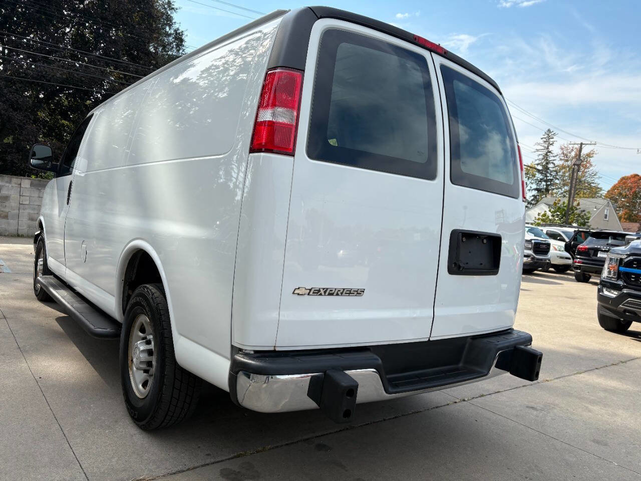 Used 2018 Chevrolet Express 2500 w/ Driver Convenience Package image 11