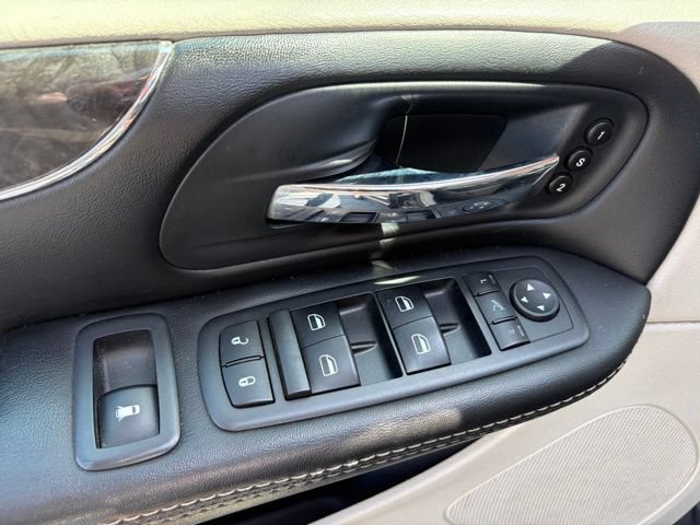 Used 2015 Chrysler Town & Country Limited Platinum FWD image 26