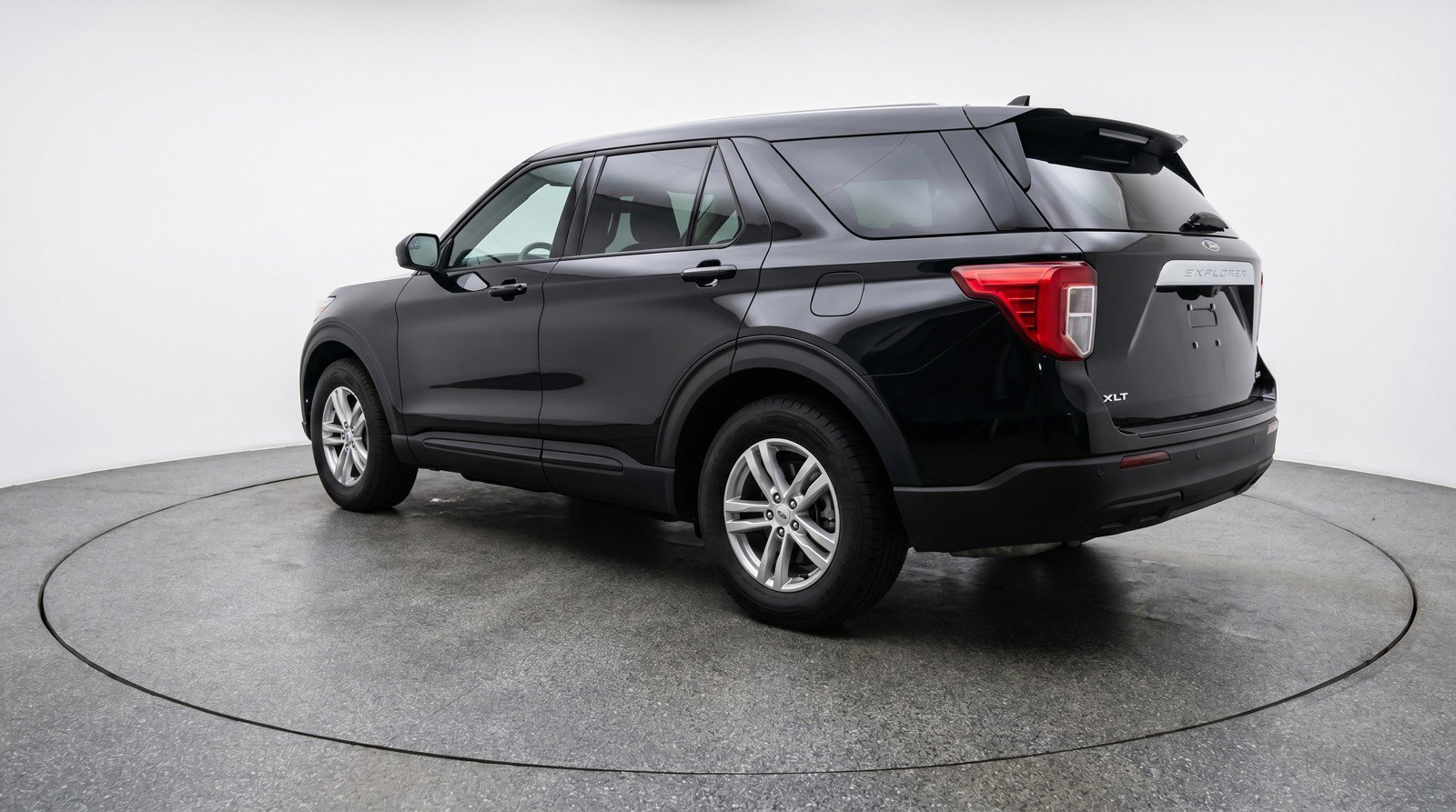 Used 2024 Ford Explorer XLT w/ Equipment Group 202A RWD image 6