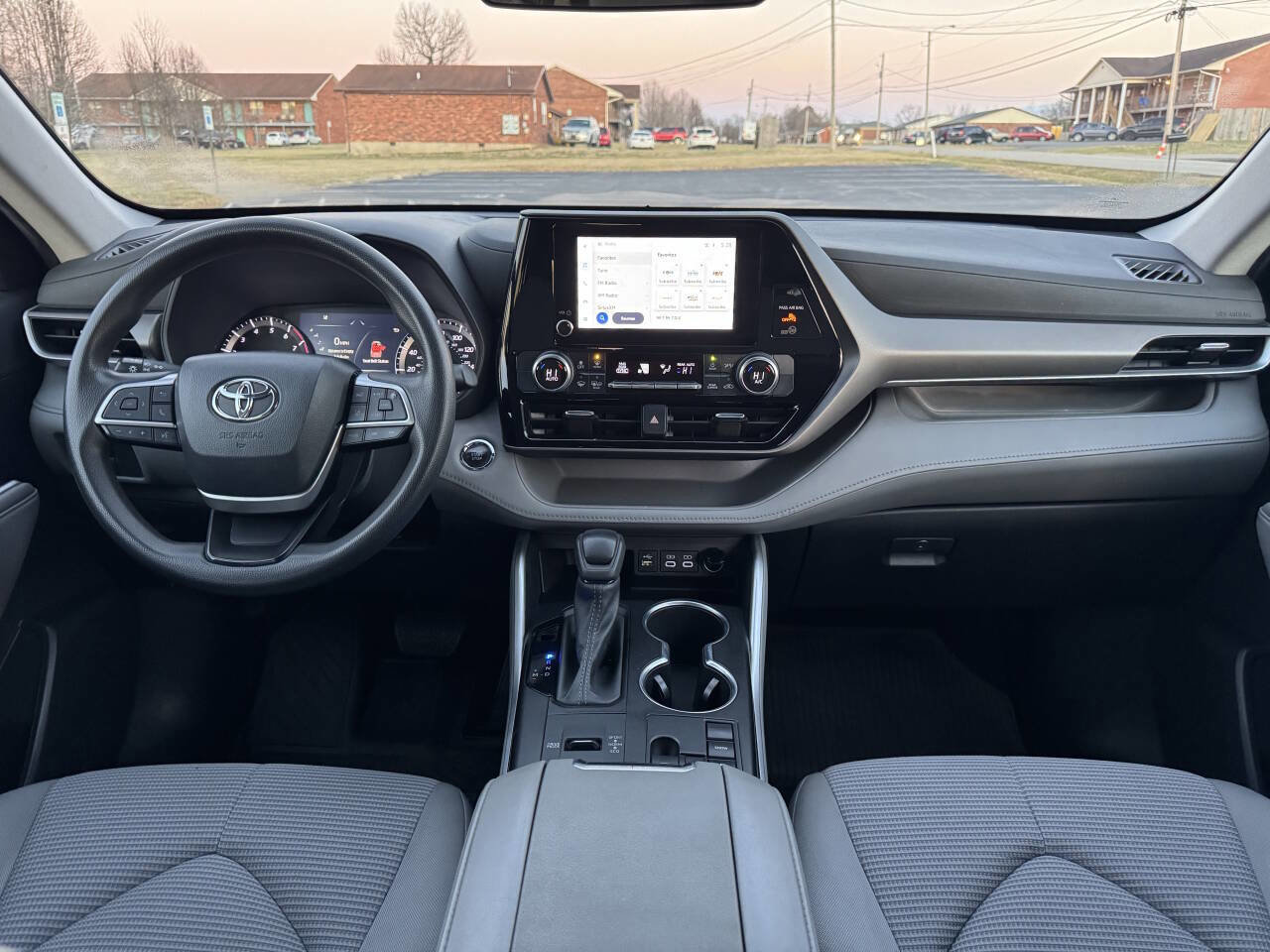 Used 2023 Toyota Highlander L image 27