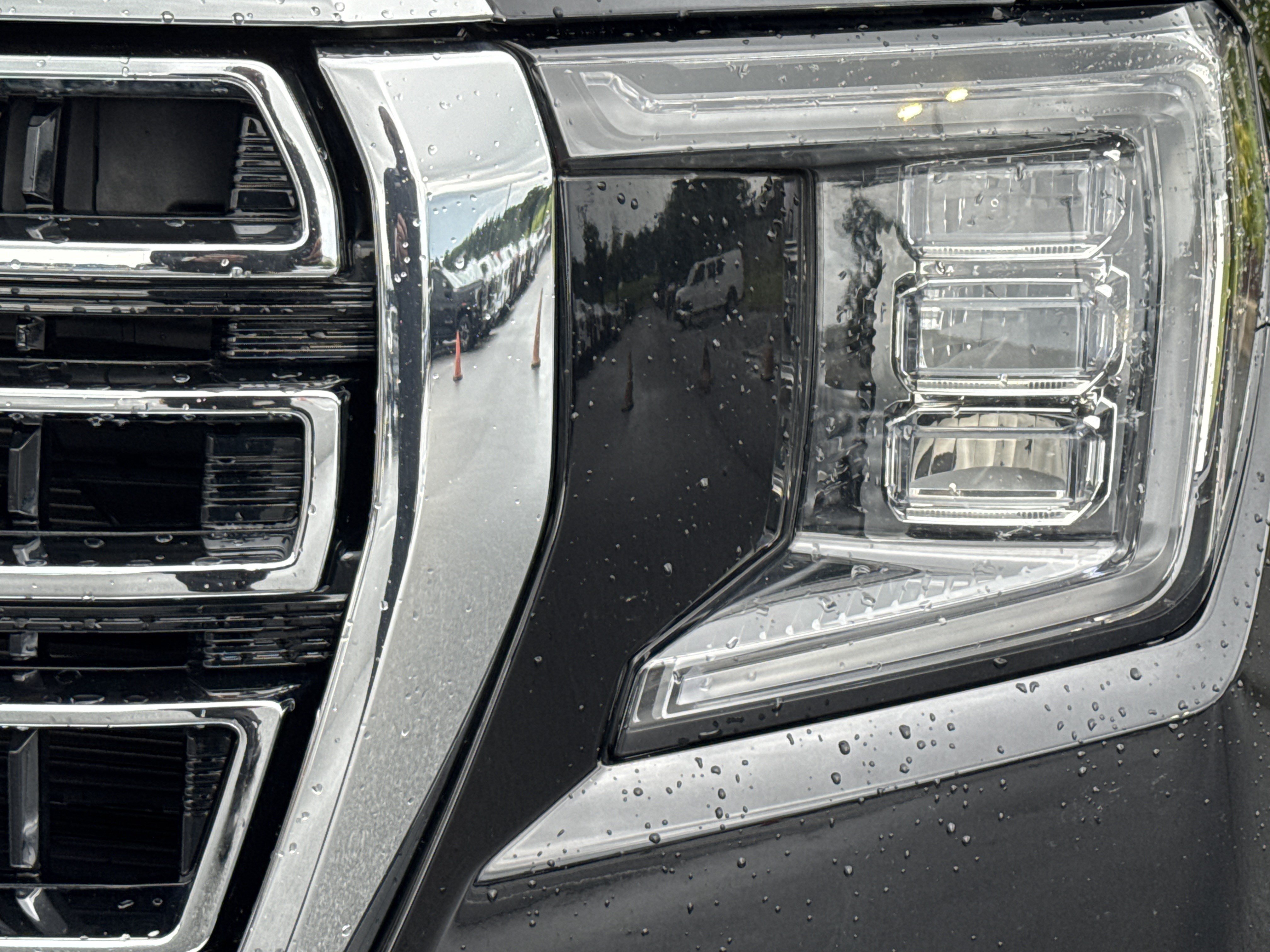 Used 2023 GMC Yukon SLT AWD/4WD image 6