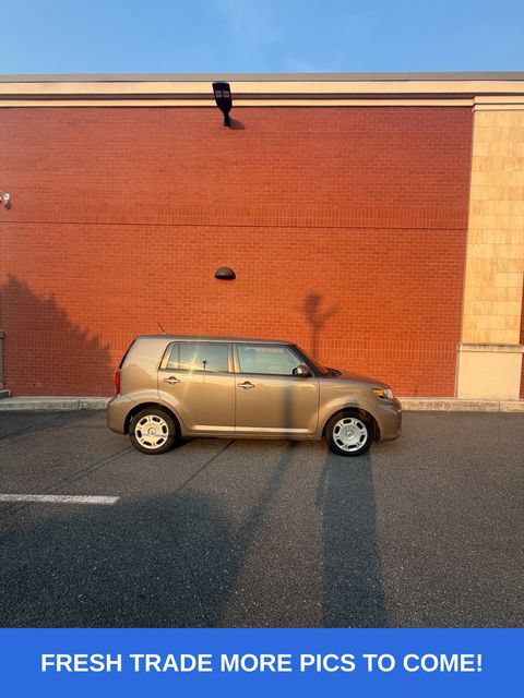 Used 2014 Scion xB FWD image 1