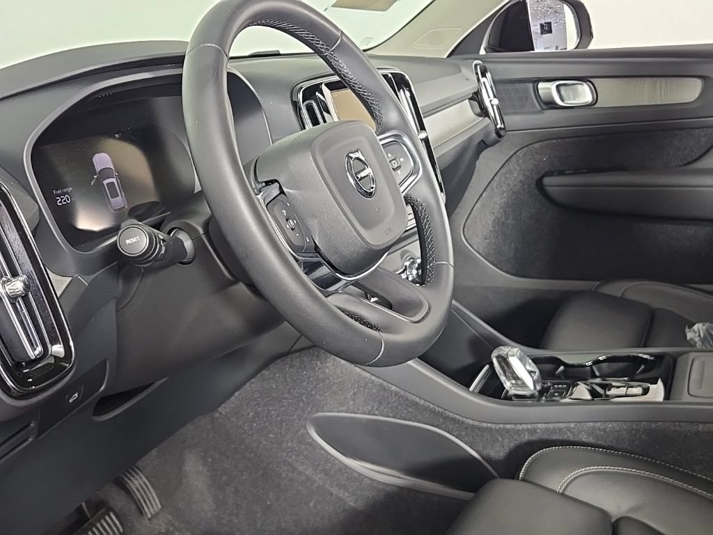Certified 2023 Volvo XC40 B5 Plus w/ Driver Assist Package AWD/4WD image 26