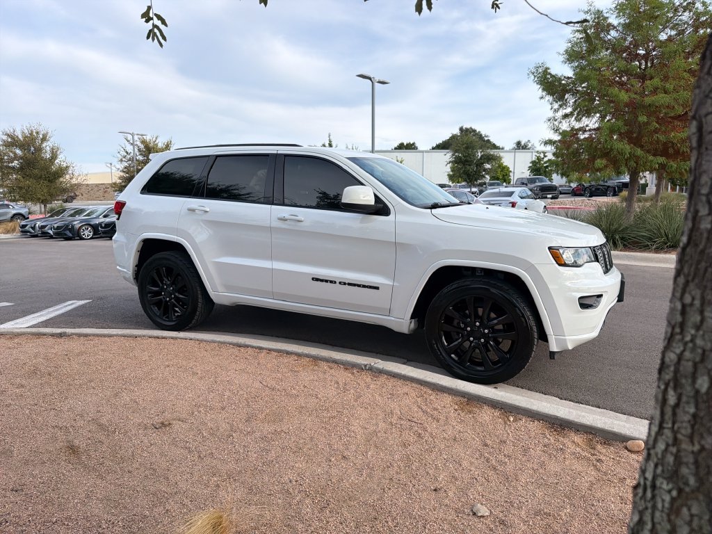 Used 2017 Jeep Grand Cherokee Altitude AWD/4WD image 12