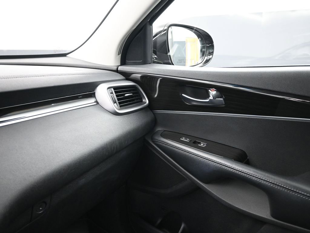 Used 2020 Kia Sorento AWD V6 image 17