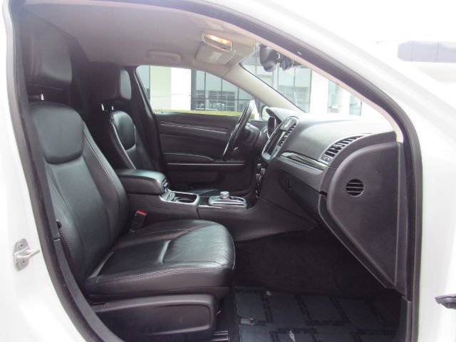 Used 2015 Chrysler 300 Limited image 18