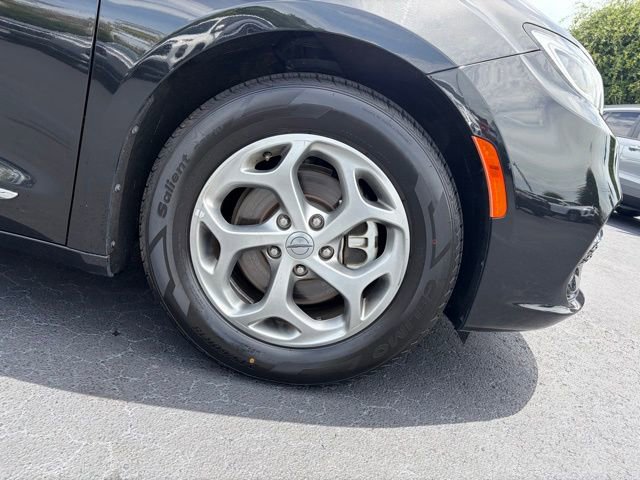Used 2023 Chrysler Pacifica Limited FWD image 8