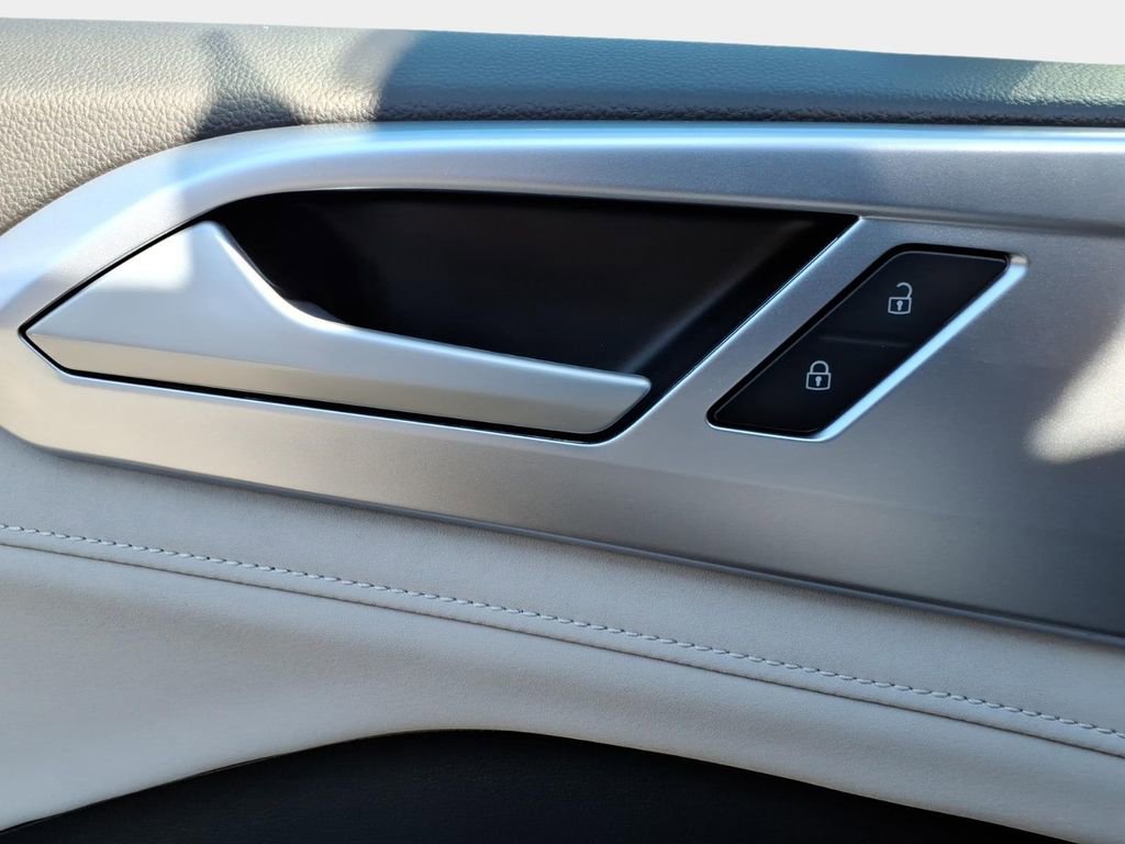 Certified 2025 Volkswagen Taos SE image 22