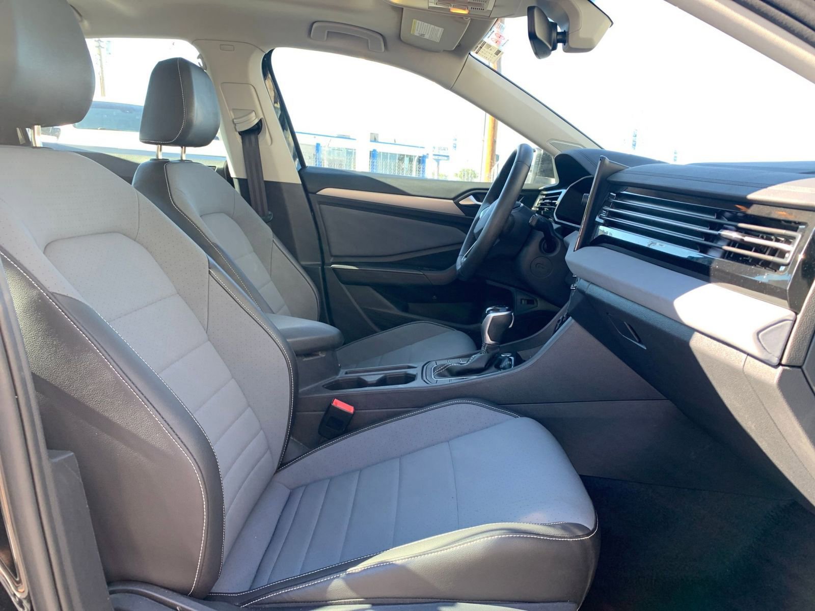 Used 2025 Volkswagen Jetta SE image 35