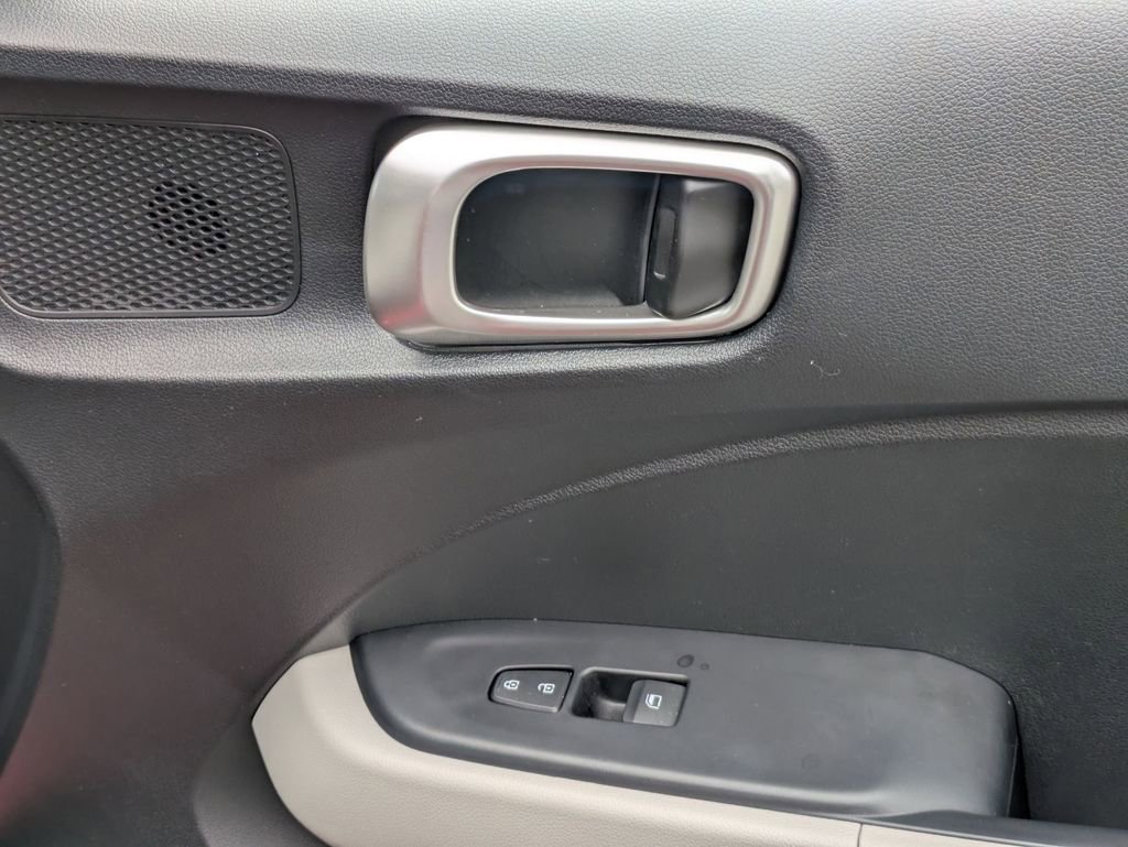 Used 2025 Hyundai Venue SEL FWD image 33