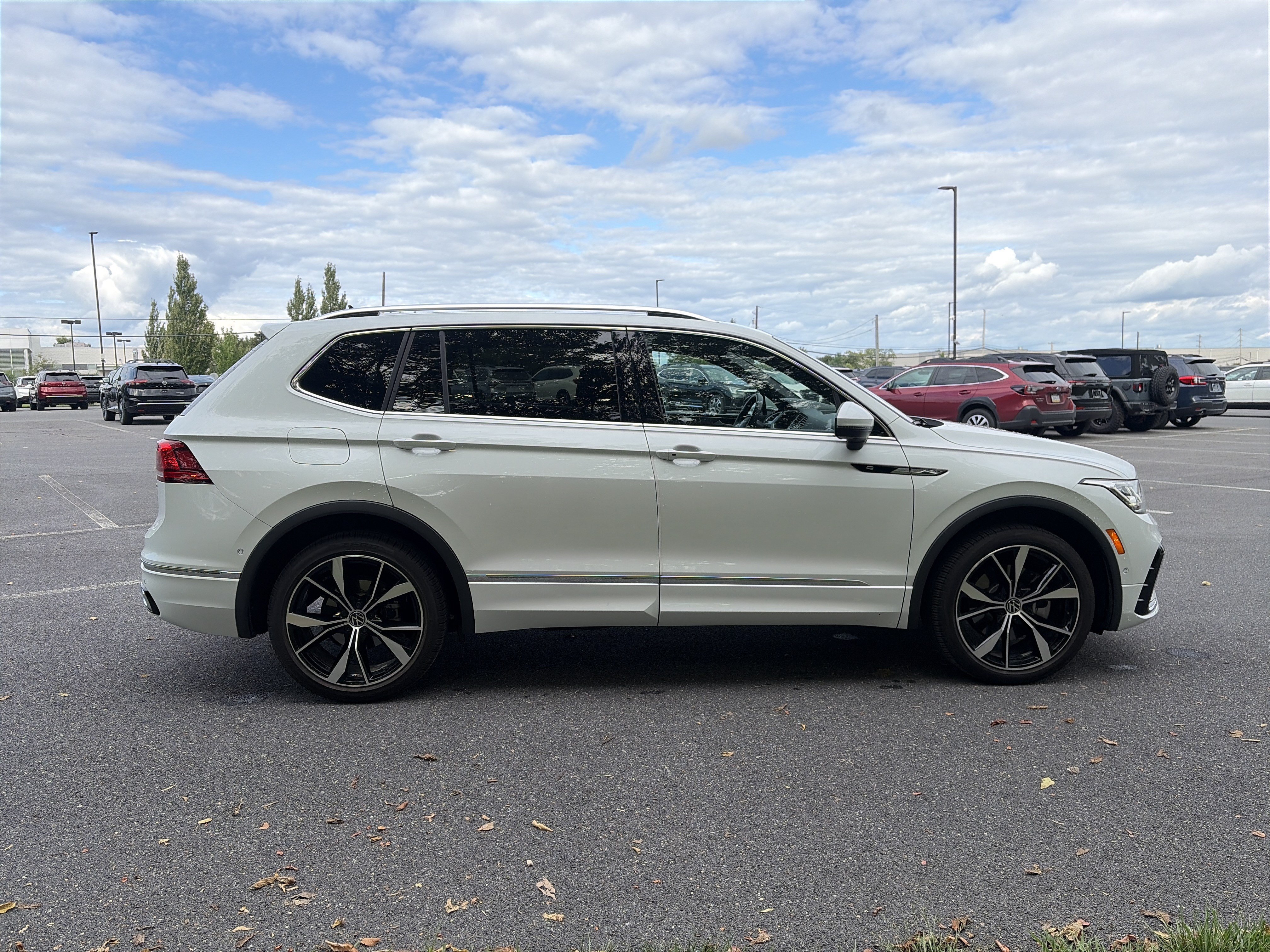 Certified 2024 Volkswagen Tiguan SEL R-Line AWD/4WD image 4