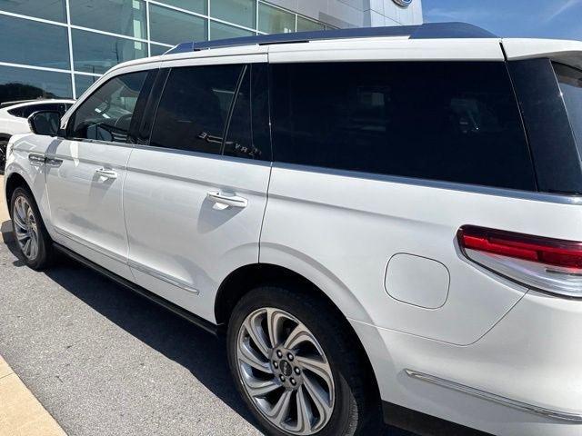 Used 2023 Lincoln Navigator Reserve AWD/4WD image 16