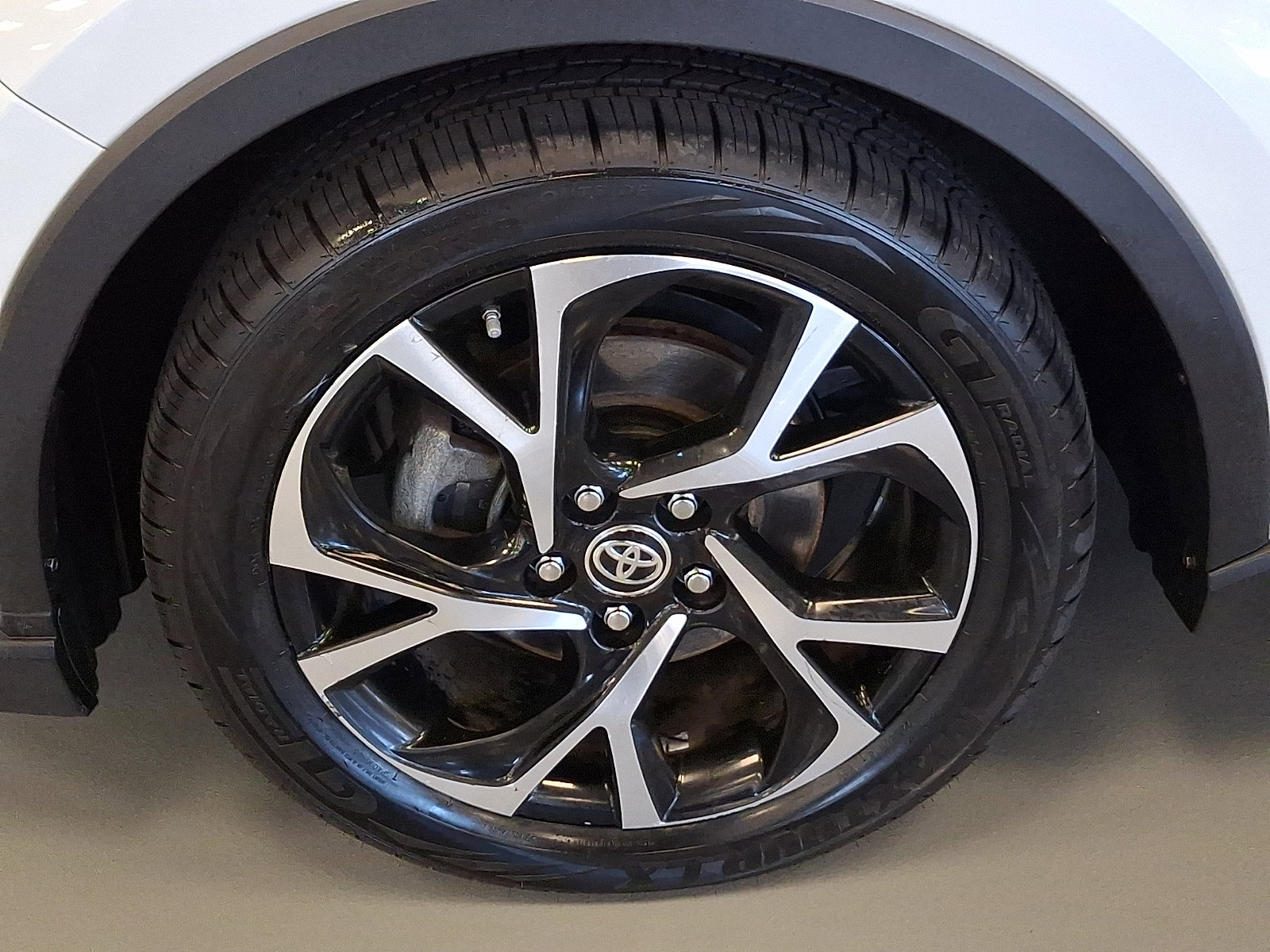 Used 2021 Toyota C-HR XLE image 8