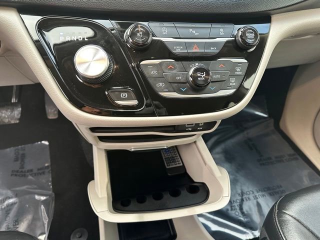 Used 2017 Chrysler Pacifica Touring-L image 25